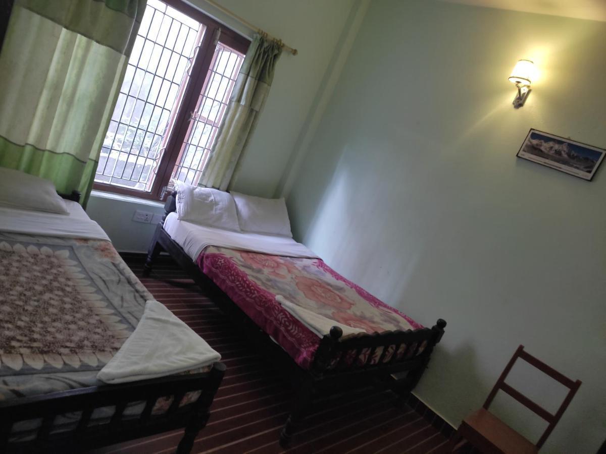 Harry Guest House & Restaurant Pokhara Exterior foto