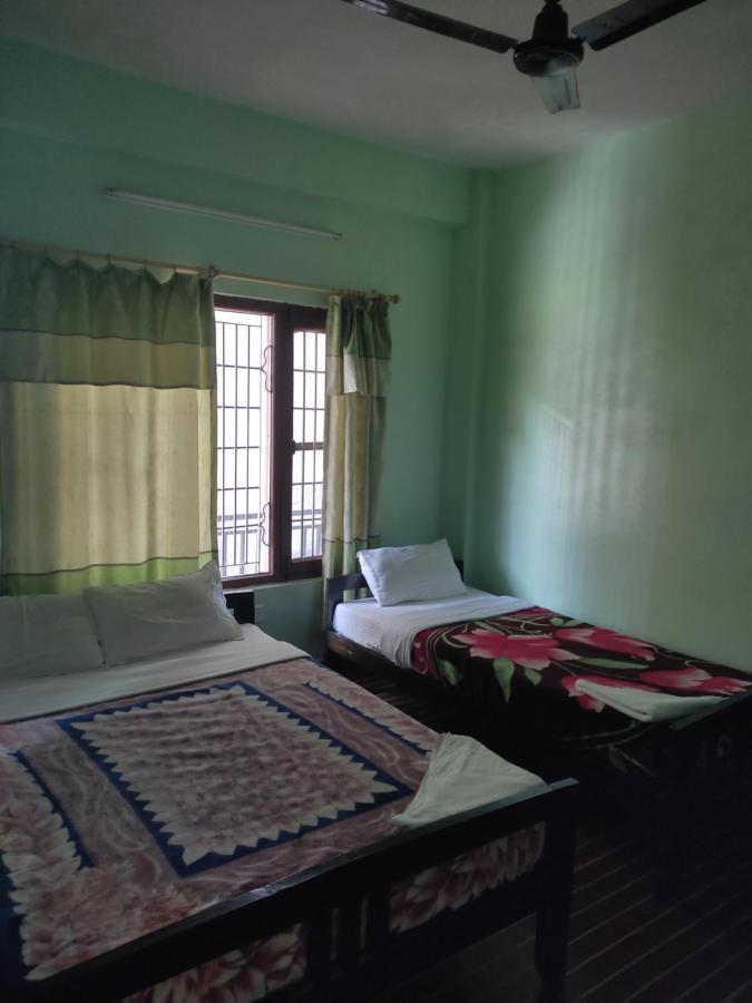 Harry Guest House & Restaurant Pokhara Exterior foto