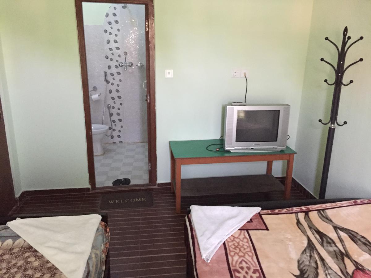 Harry Guest House & Restaurant Pokhara Exterior foto