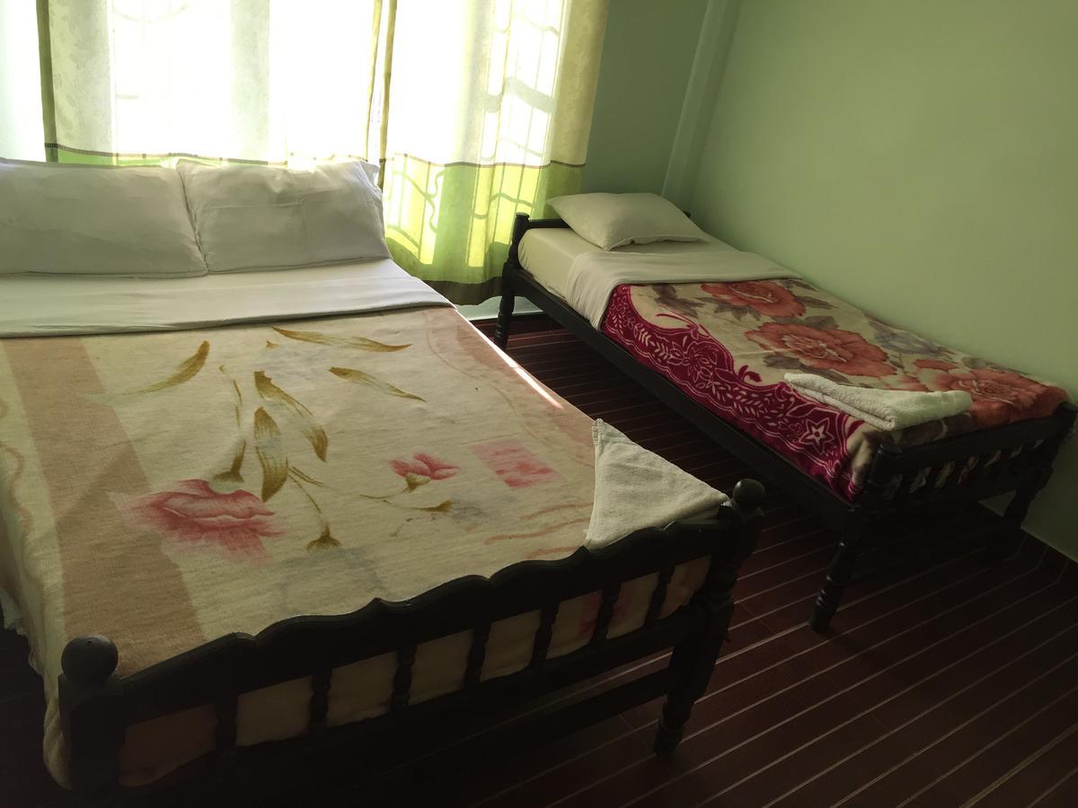 Harry Guest House & Restaurant Pokhara Exterior foto