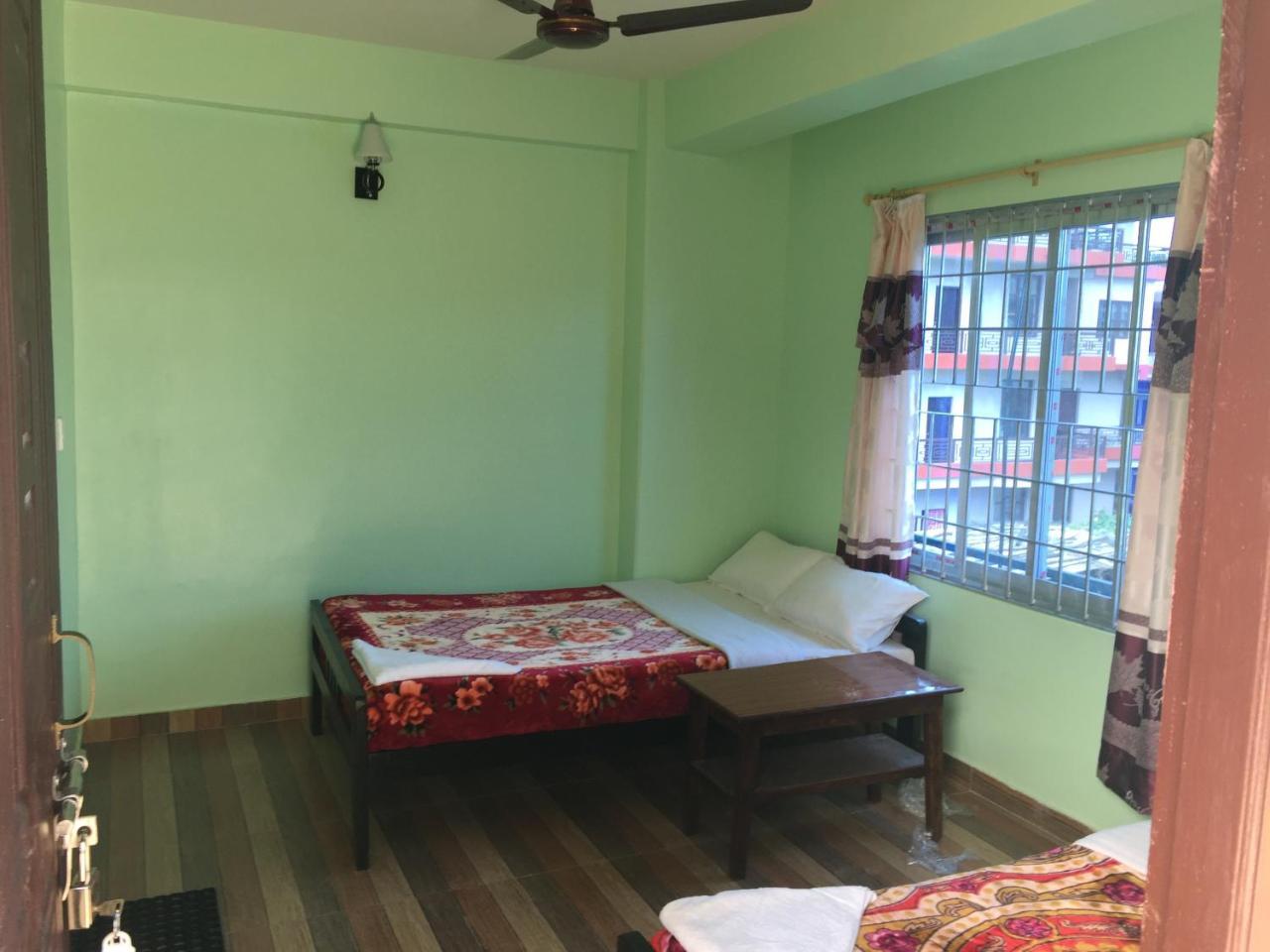 Harry Guest House & Restaurant Pokhara Exterior foto