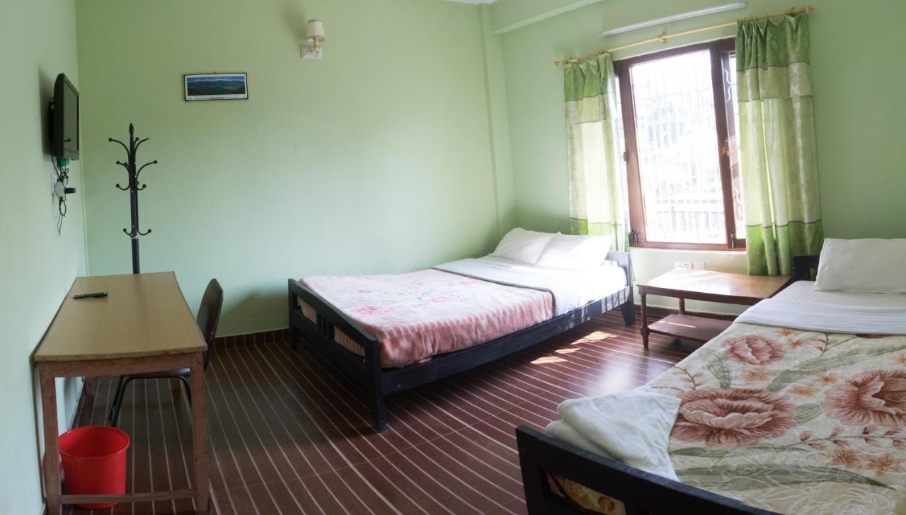 Harry Guest House & Restaurant Pokhara Exterior foto
