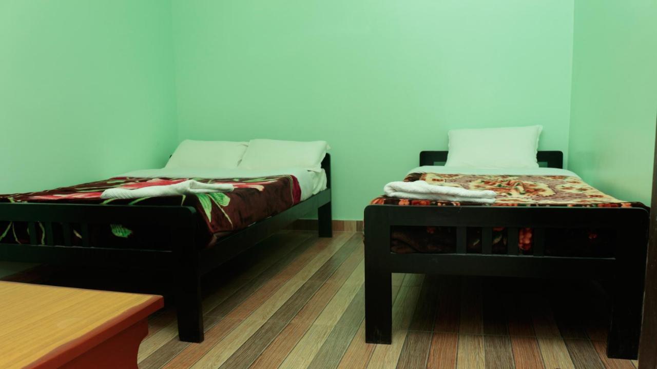 Harry Guest House & Restaurant Pokhara Exterior foto