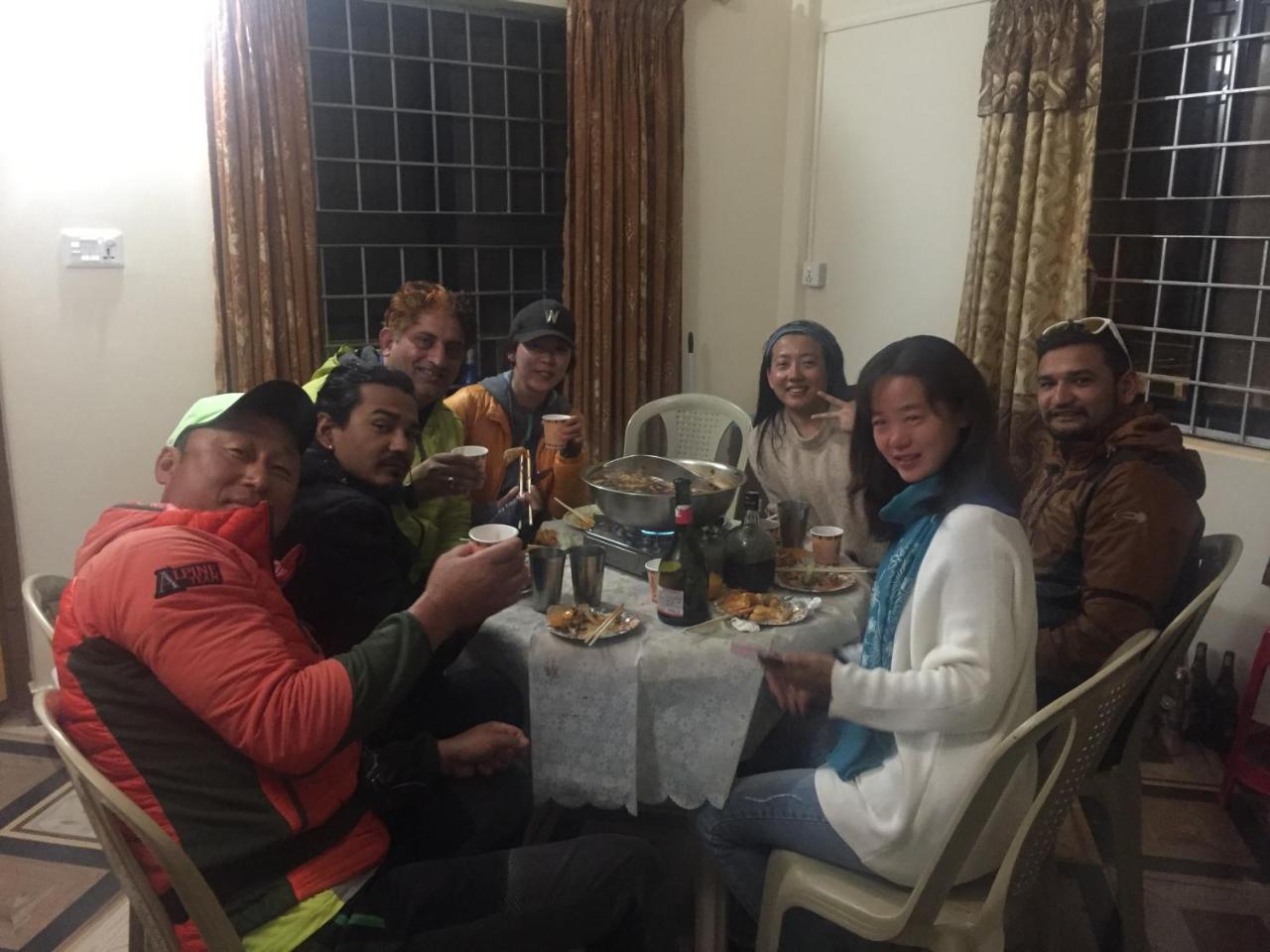 Harry Guest House & Restaurant Pokhara Exterior foto
