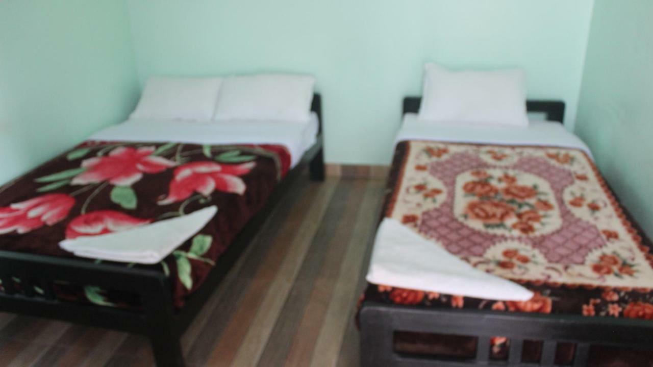 Harry Guest House & Restaurant Pokhara Exterior foto
