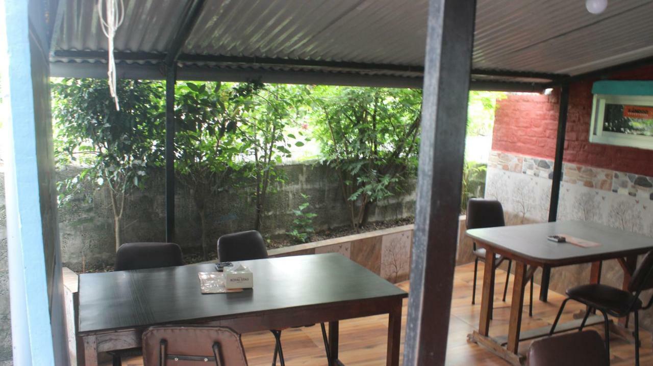 Harry Guest House & Restaurant Pokhara Exterior foto