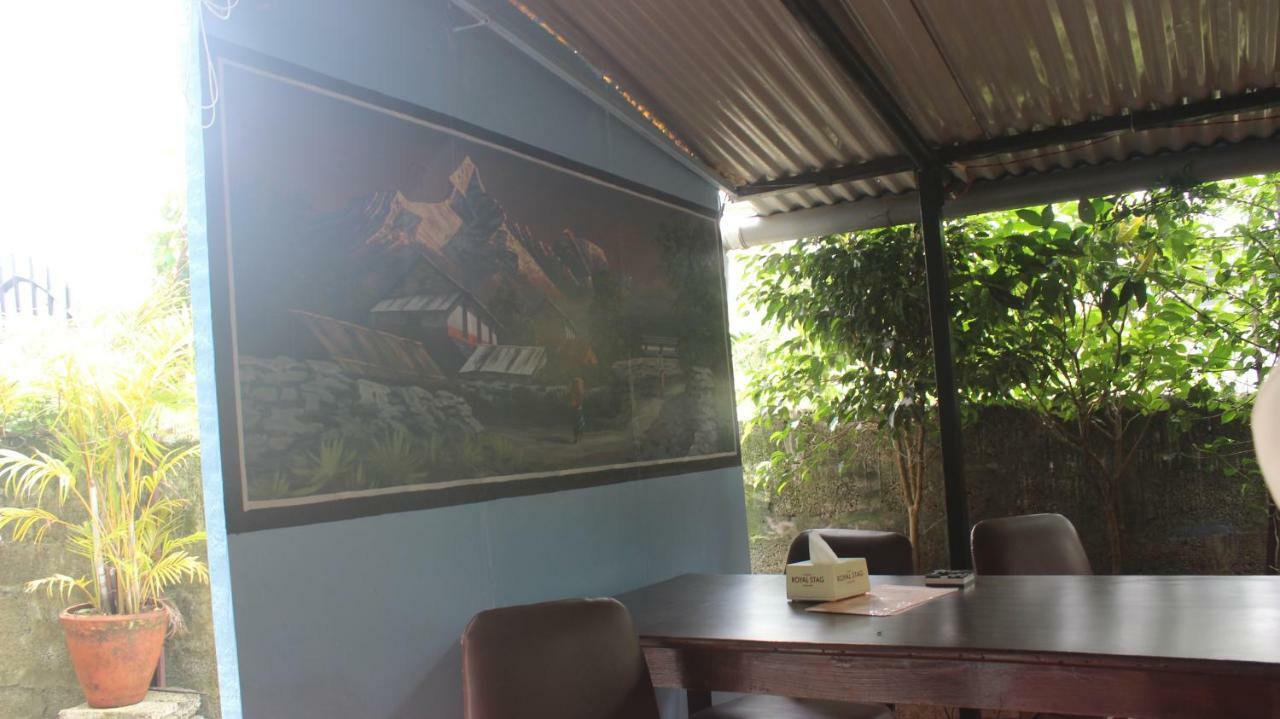 Harry Guest House & Restaurant Pokhara Exterior foto