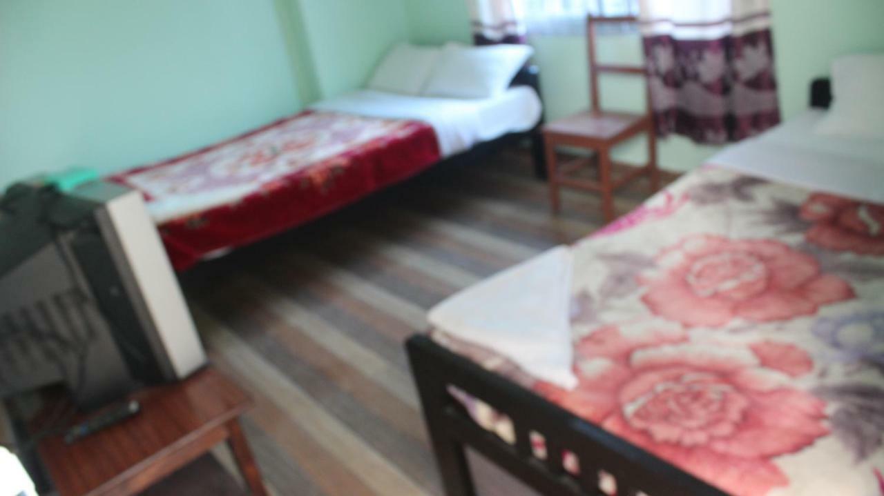Harry Guest House & Restaurant Pokhara Exterior foto
